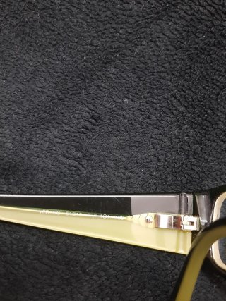 Gafas Prada Negras y Verdes pálido.