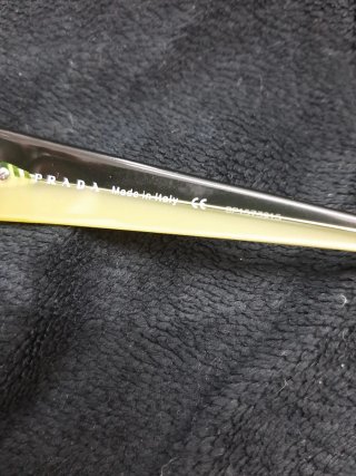 Gafas Prada Negras y Verdes pálido.