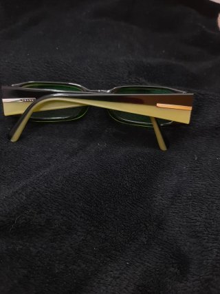 Gafas Prada Negras y Verdes pálido.