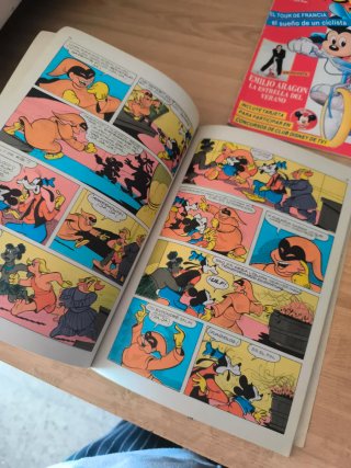 Pack Comic Dumbo y dos revistero