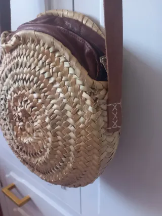 Bolso redondo rafia y cuero estrella