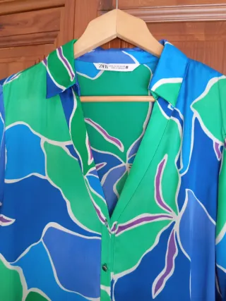 Blusa satinada estampado floral. Sin uso.