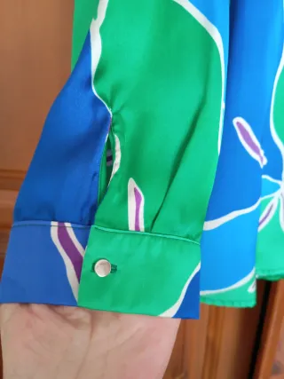 Blusa satinada estampado floral. Sin uso.