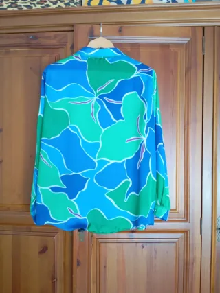 Blusa satinada estampado floral. Sin uso.