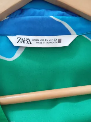 Blusa satinada estampado floral. Sin uso.