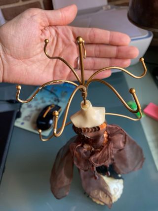 Joyero estilo vestido dorado y marrón