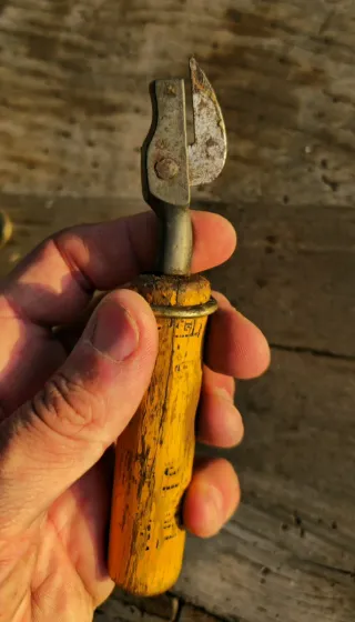 Antiguo abrelatas de garra