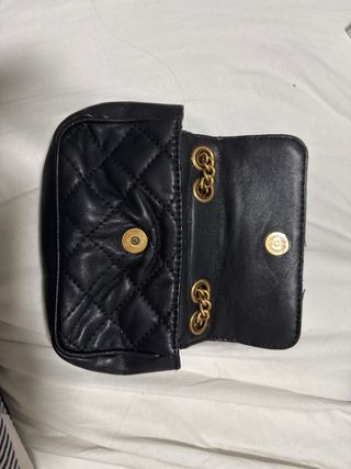 Bolso Guess negro con cadena dorada