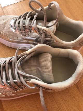 Zapatillas doradas y plateadas con brillos