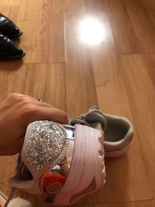 Zapatillas doradas y plateadas con brillos