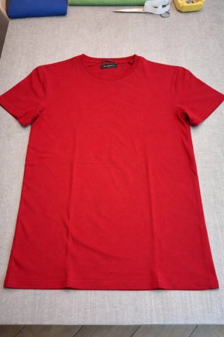 Due t-shirt a girocollo, taglia L e modello slim.