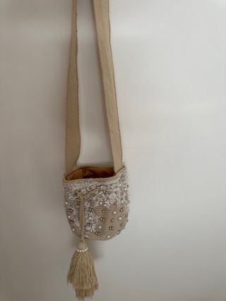 Mochila tejida a mano con perlas y encaje