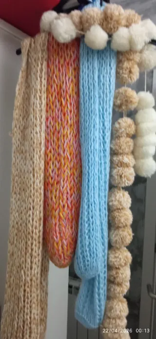 Bufandas de punto con pompones