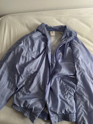 Cazadora cortavientos lila