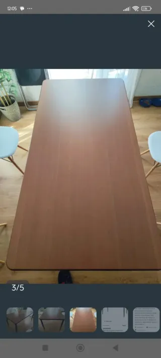 Mesa de comedor de madera oscura