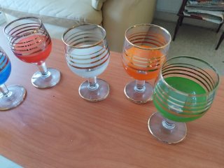 Copas de vino de colores vintage