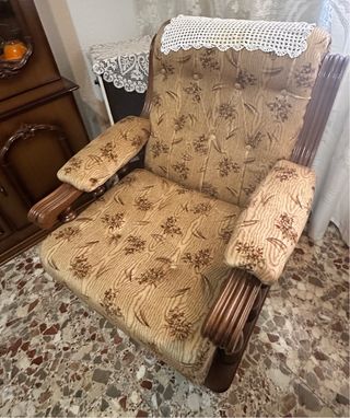 Sofá y sillones de tela y madera