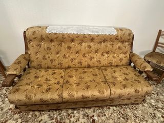 Sofá y sillones de tela y madera