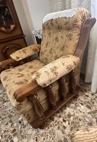 Sofá y sillones de tela y madera