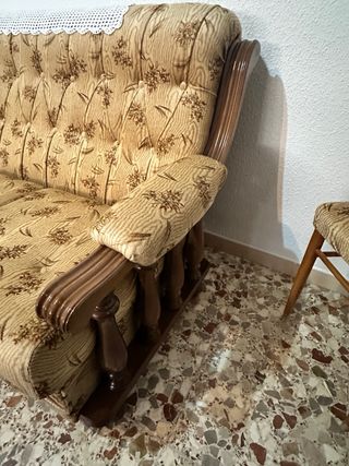 Sofá y sillones de tela y madera