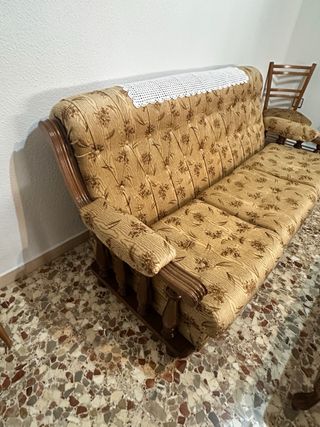 Sofá y sillones de tela y madera