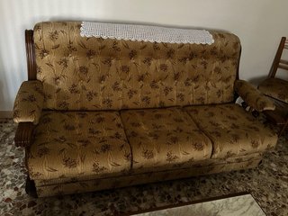 Sofá y sillones de tela y madera