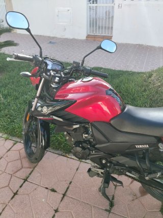 Yamaha YS125 Roja y Negra