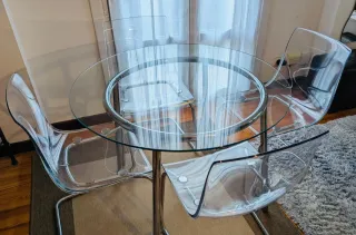 Mesa redonda cristal y 4 sillas acrílicas