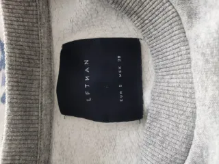 Sudadera gris de cuello redondo y estampado Osaka