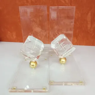 2 sujetalibros metacrilato con dado