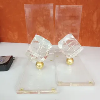 2 sujetalibros metacrilato con dado