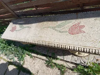 Dos bancos de piedra con diseño floral