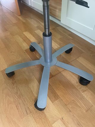 Silla Ikea Jules madera ruedas regulable