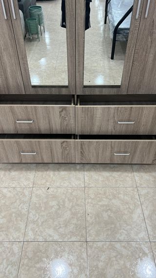 Armario de madera con 4 puertas y espejos