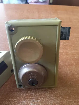 Cerradura Jis con llaves y tornillos