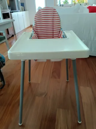 Trona de bebé con funda a rayas