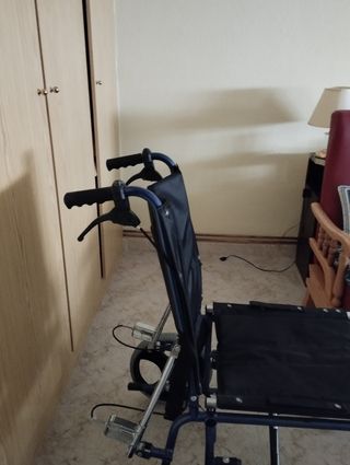 Silla de ruedas reclinable negra