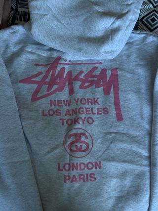 Sudadera Stussy Gris con Logo Rosa
