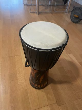 Djembe africano tallado