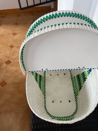 Cesto artesanal con tapa de rafia