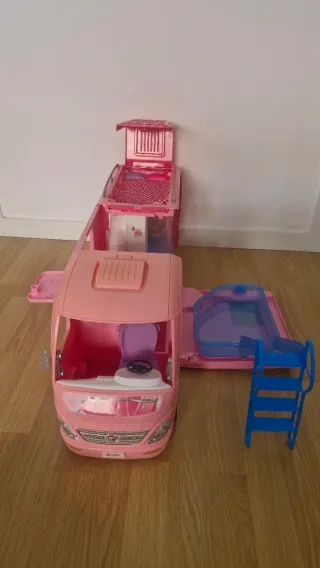 Caravana Barbie con Piscina y Tobogán