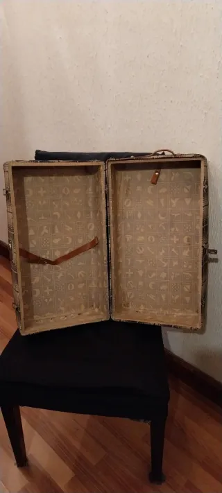 Baúl maleta vintage tela y metal