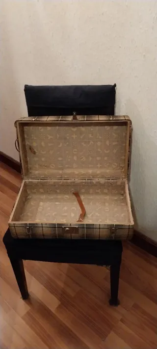 Baúl maleta vintage tela y metal