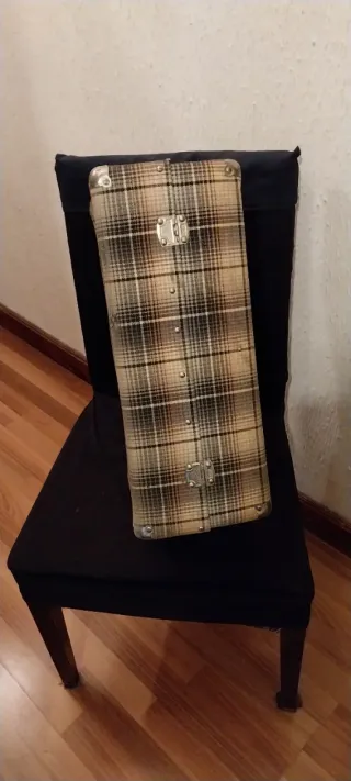Baúl maleta vintage tela y metal