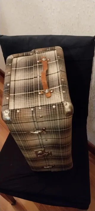 Baúl maleta vintage tela y metal