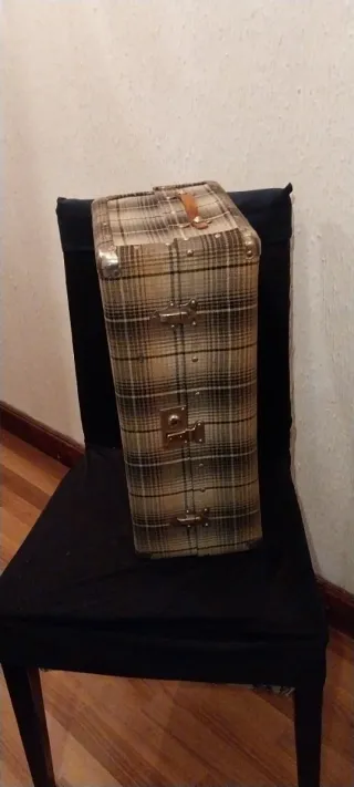 Baúl maleta vintage tela y metal