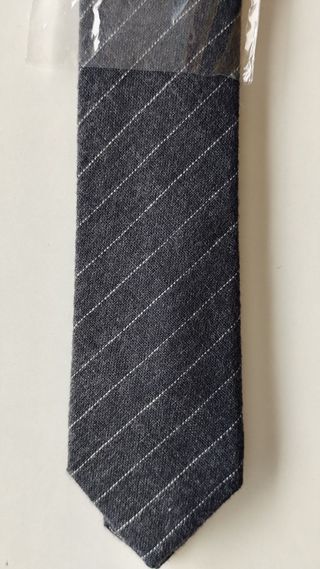 Corbata gris con raya diplomática