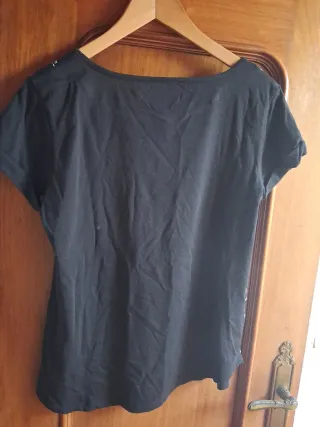 Camiseta estampada con motivos de maquillaje