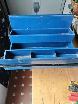 Caja de herramientas azul metálica