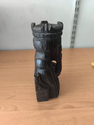 Figura de madera de reina